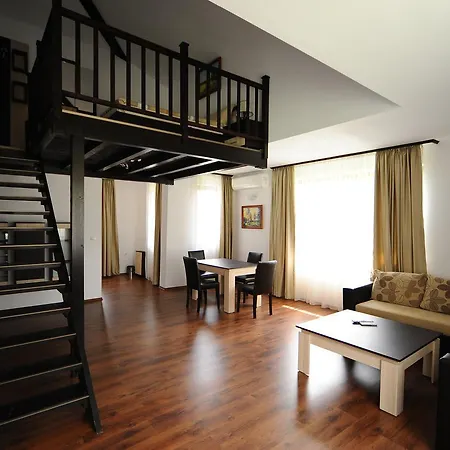 Ten Houses מלון 3*