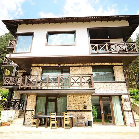Ten Houses מלון 3*