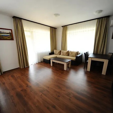 Отель Ten Houses 3*